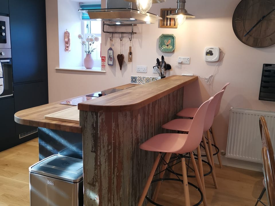 BREAKFAST BAR