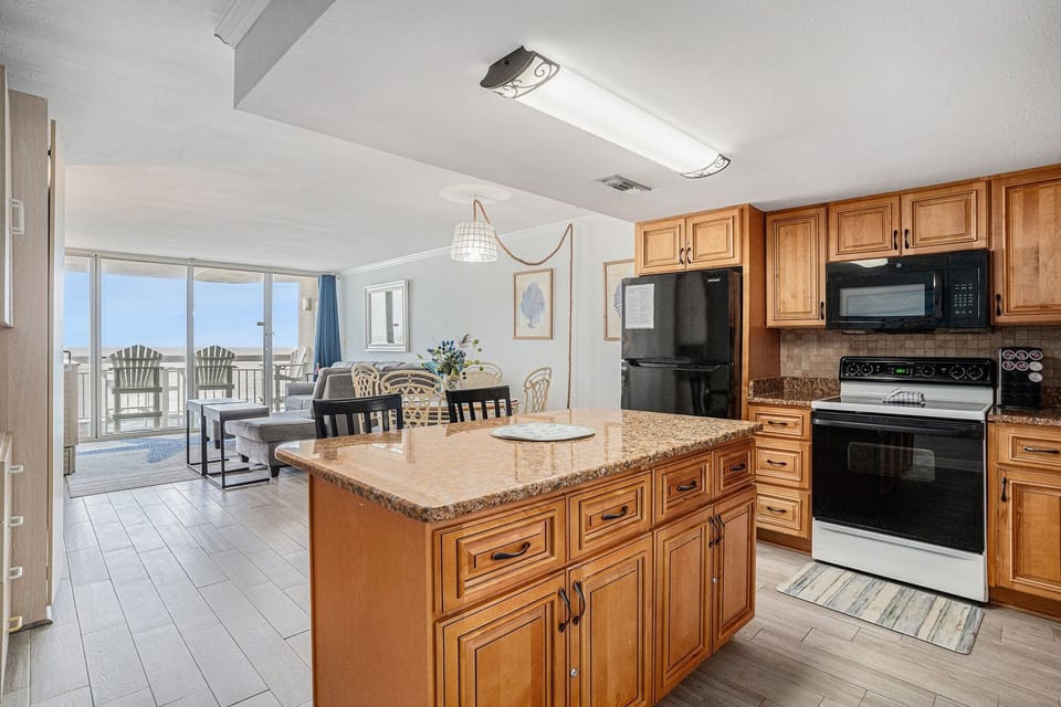 Condo, 1 Bedroom | Private kitchen | Fridge, oven, coffee/tea maker, toaster