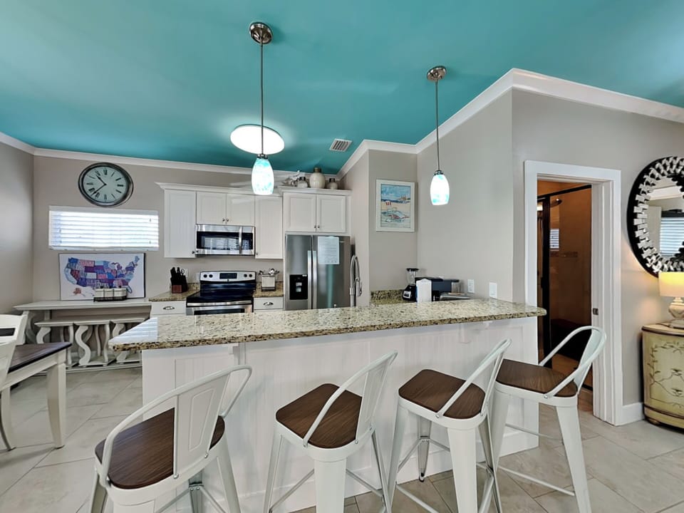 Breakfast Bar - Seating - First Floor
