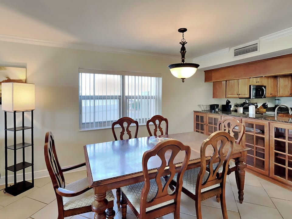 Dining Area - Seating for Six