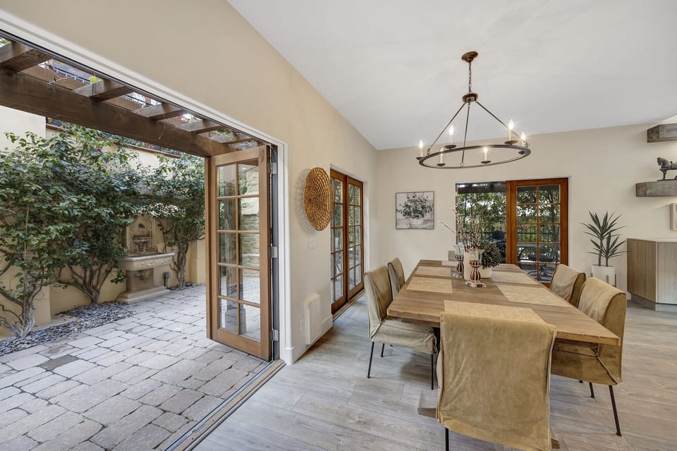 K0102 - Dining to Patio