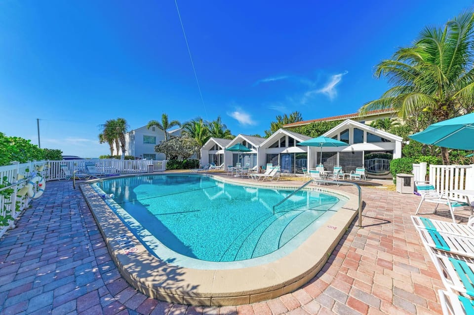 Coconuts 108 Condo Pool