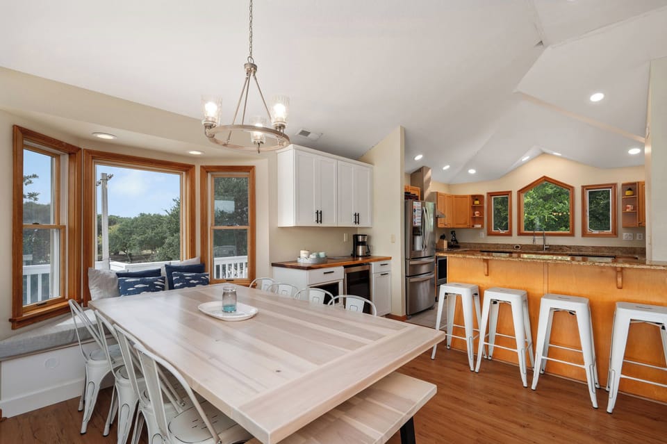 DU807: Z's By The Sea | Top Level Dining Area