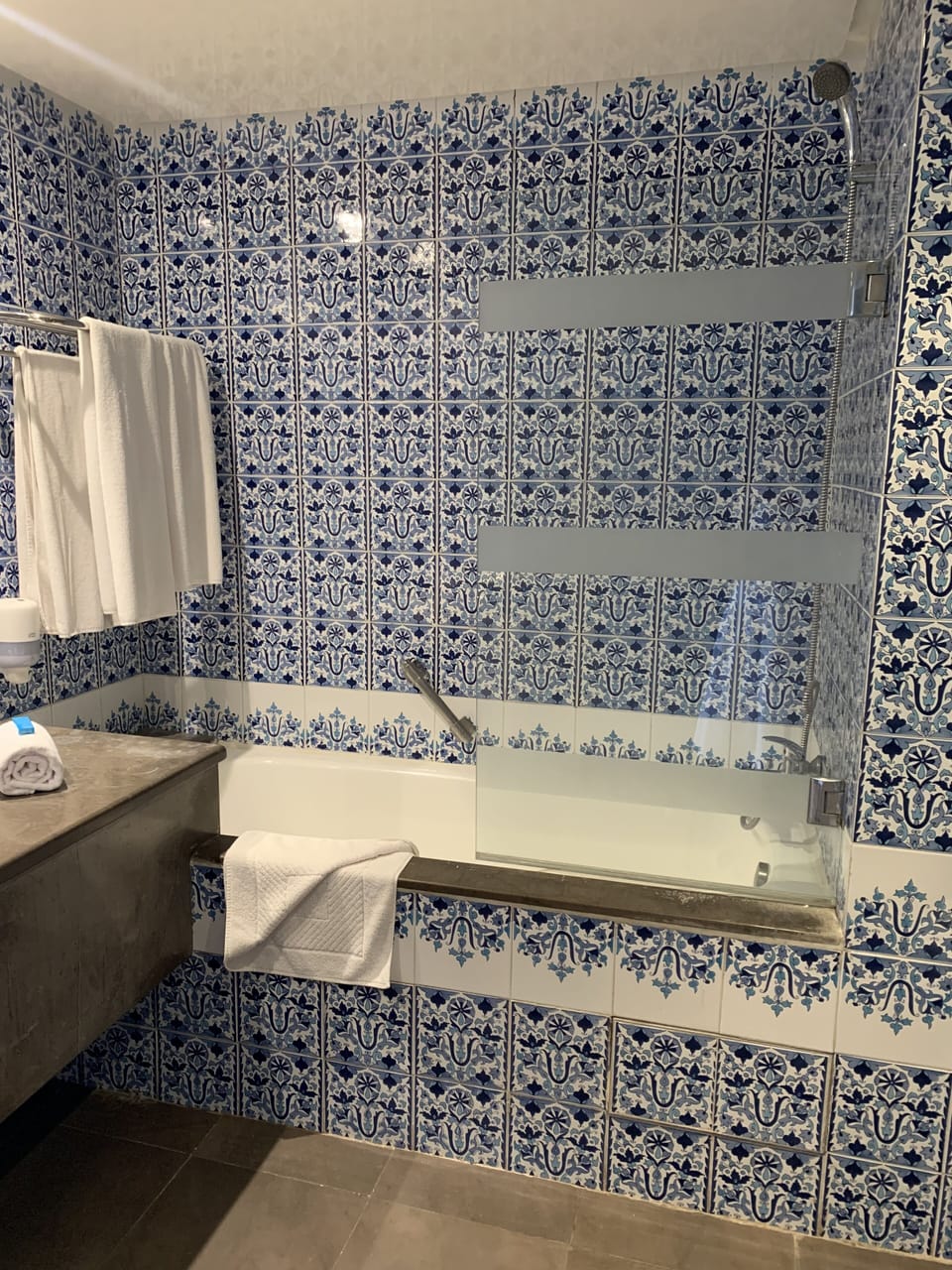 Standard Double Room | Bathroom | Rainfall showerhead, hair dryer, towels