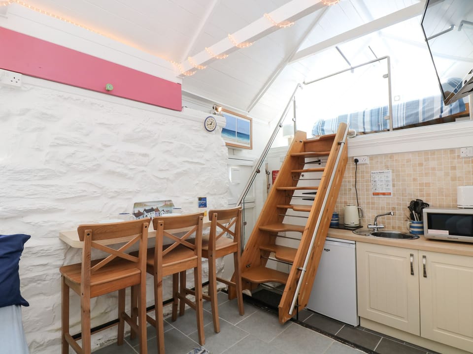 Cottage | Private kitchen | Fridge, microwave, electric kettle, toaster