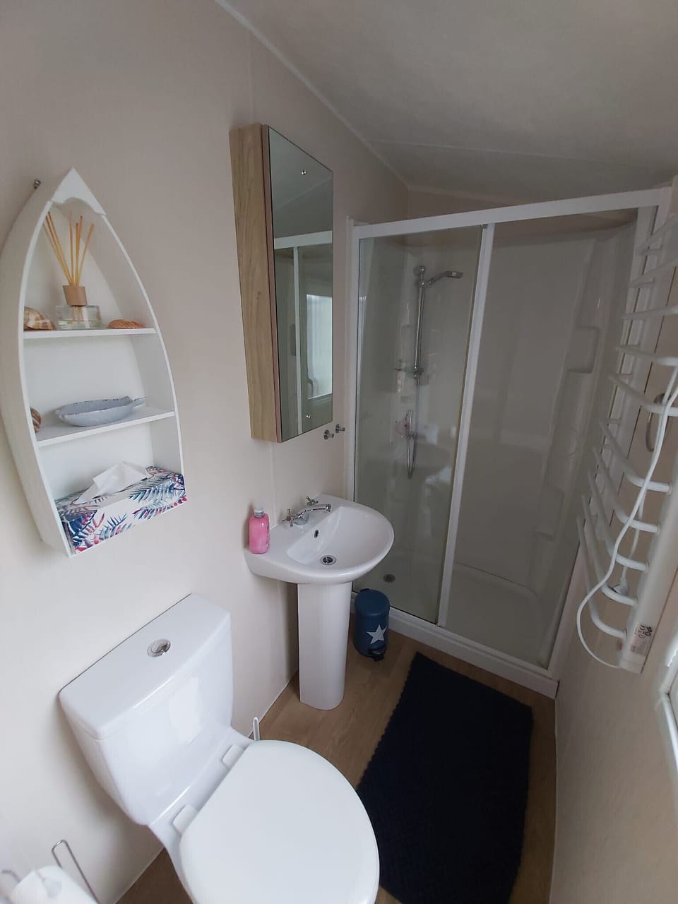 Badroom, shower knob and toilet - EEZZ