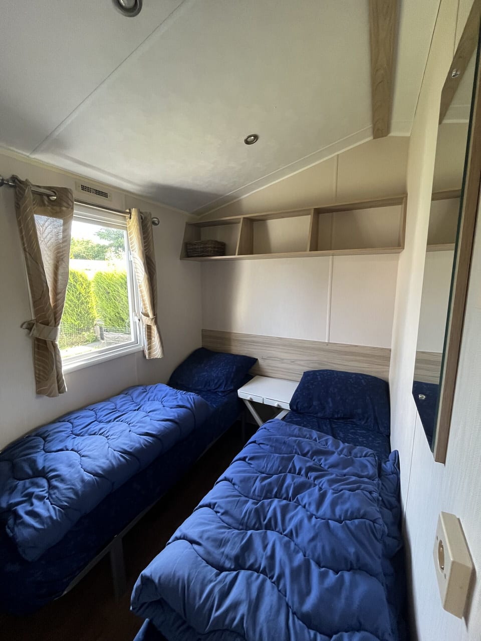 Single beds, cabinets and double room - EEZZ