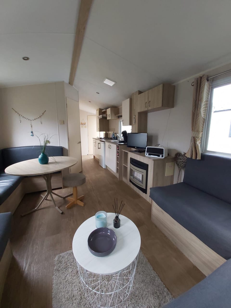 Kitchen, Television, Sofa, Living room - EEZZ