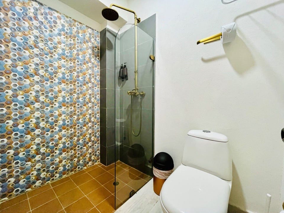 Shower, rainfall showerhead, free toiletries, hair dryer