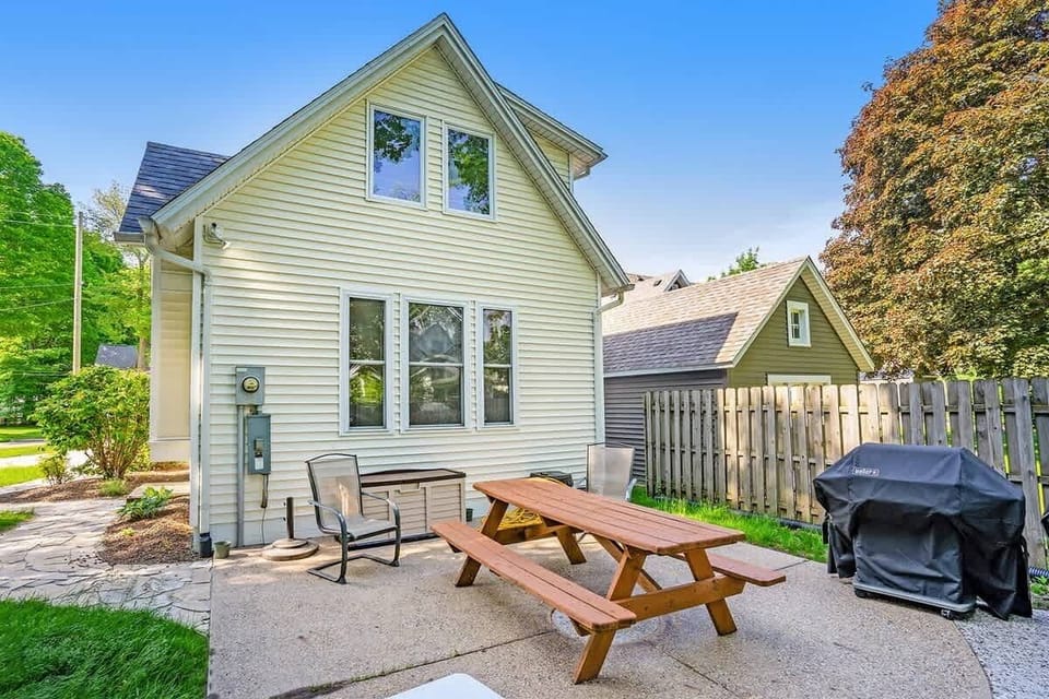 Head Out Back and Savor the Aromas of Summer Cookouts at Hart`s Haven