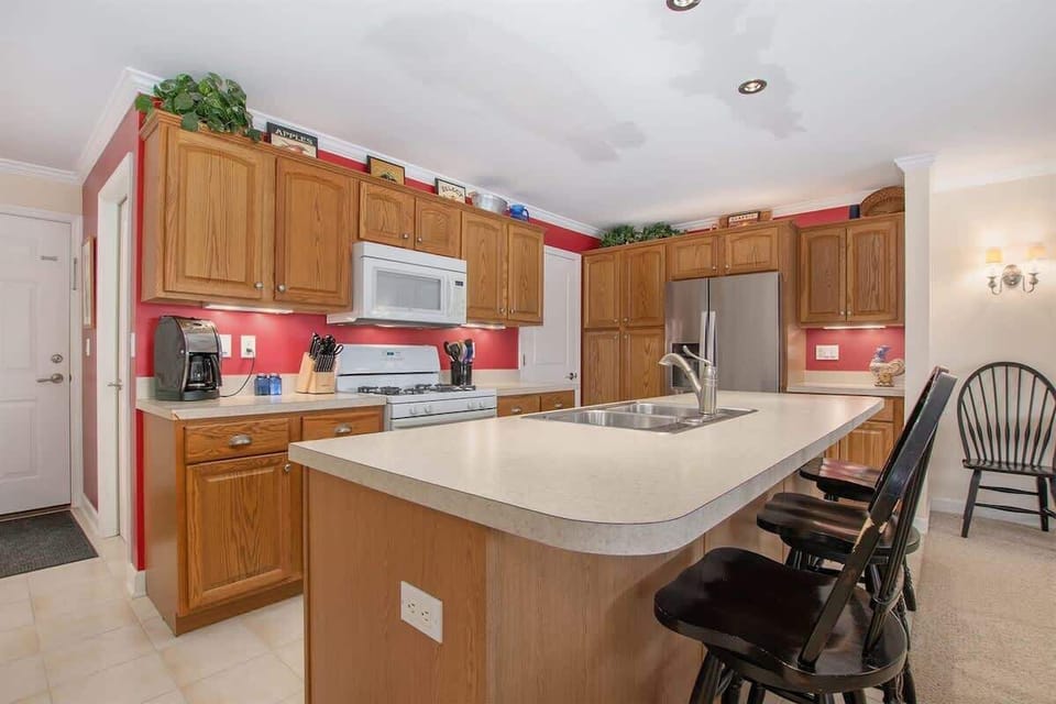 Fully equipped kitchen and counter seating