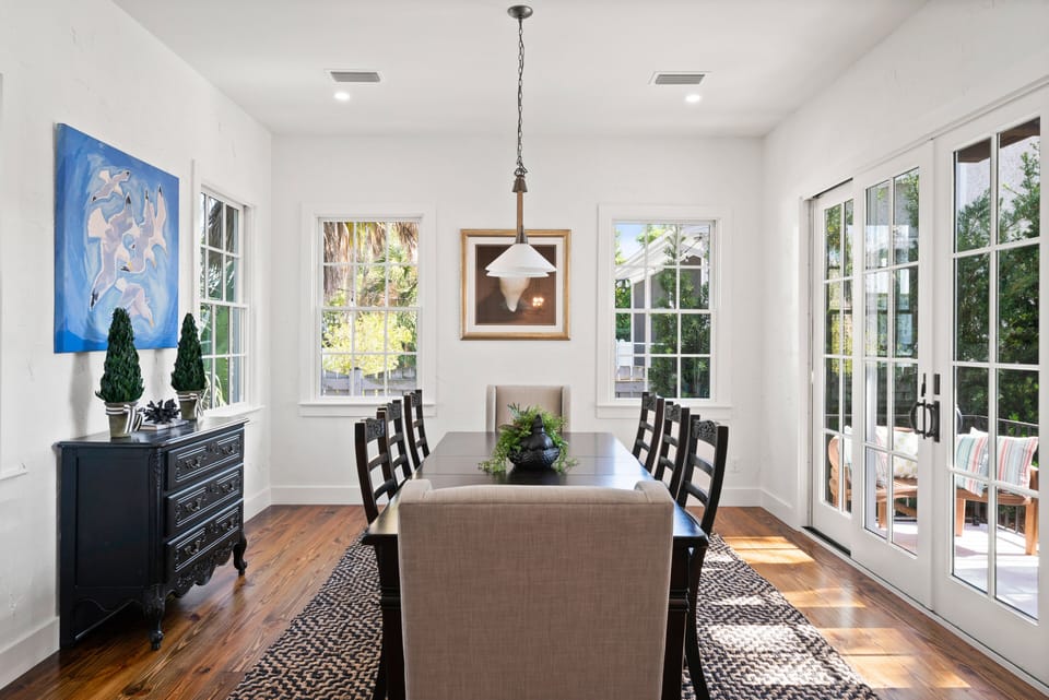 Formal dining comfortable for 8 8-guests