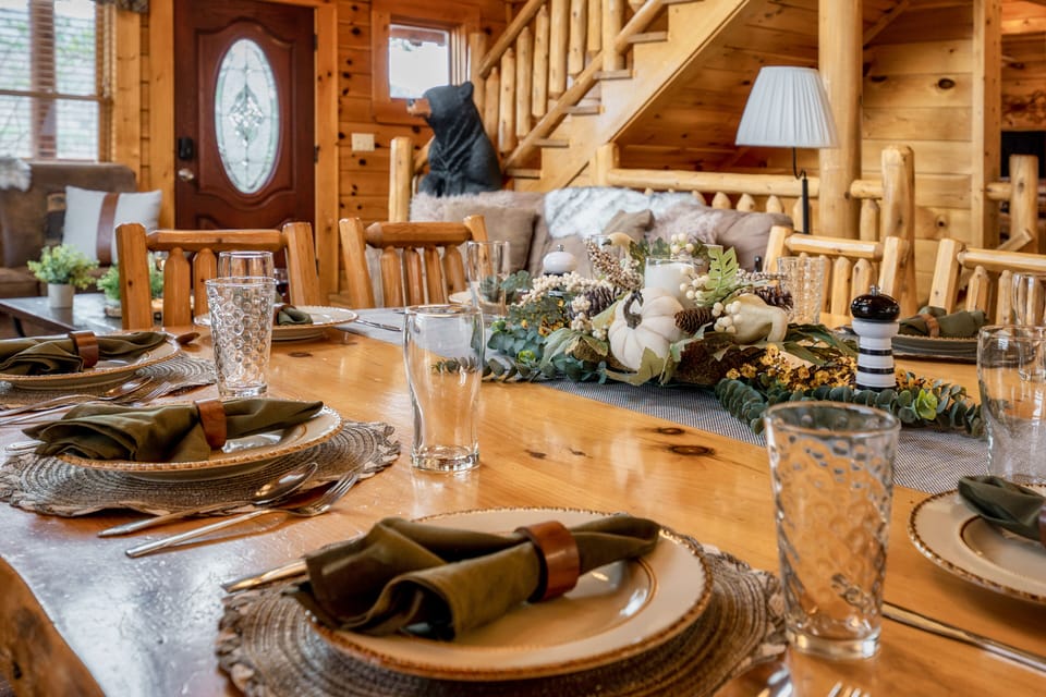Family Cabin | Dining room