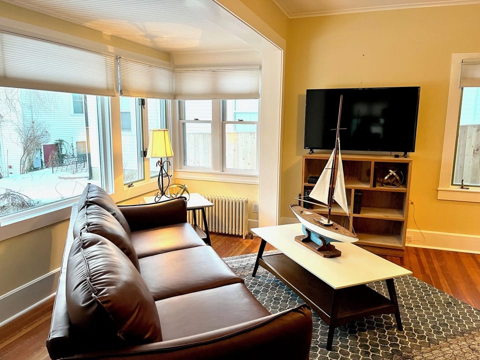 House | Living area | 32-inch flat-screen TV with cable channels, TV, streaming services