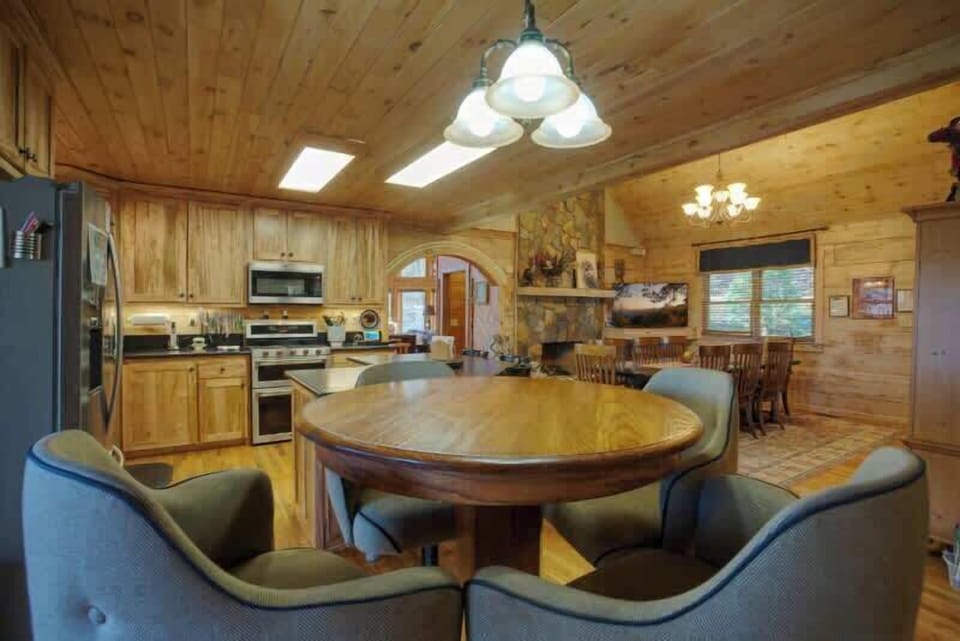 Eat-In Kitchen