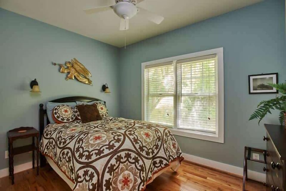 Guest bedroom on main level with queen bed
