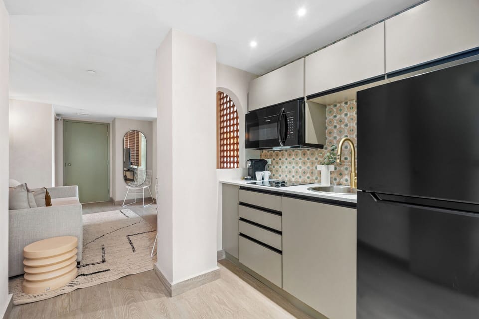 Studio Suite | Private kitchen | Fridge, coffee/tea maker