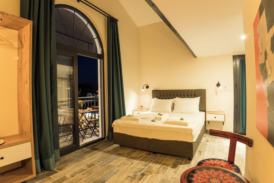 Deluxe Quadruple Room | Laptop workspace, free WiFi, bed sheets