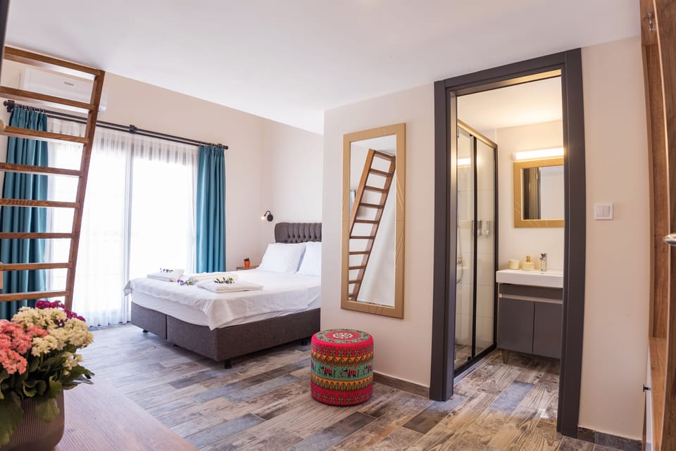 Frette Italian sheets, premium bedding, laptop workspace, free WiFi