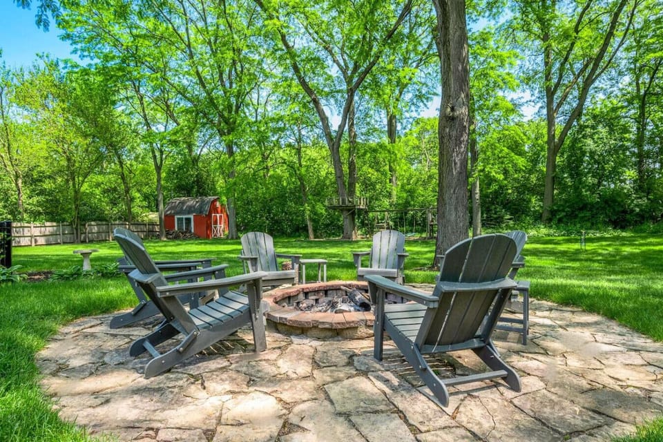 Outdoor Lounge: Gather around the fire pit and unwind with smores at the end of the day.