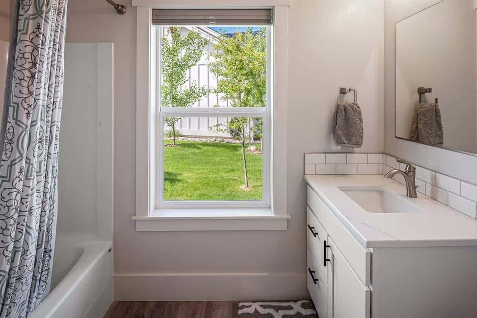 2nd full bathroom, with tub/shower combo, between bedrooms 2 & 3