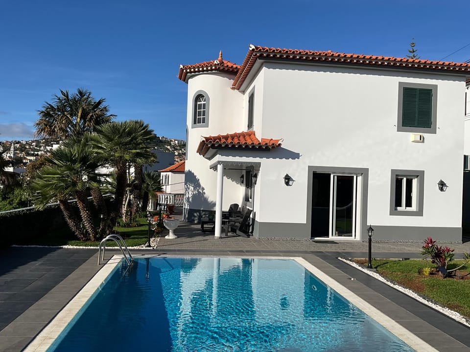 Pool area and gardens upstairs 