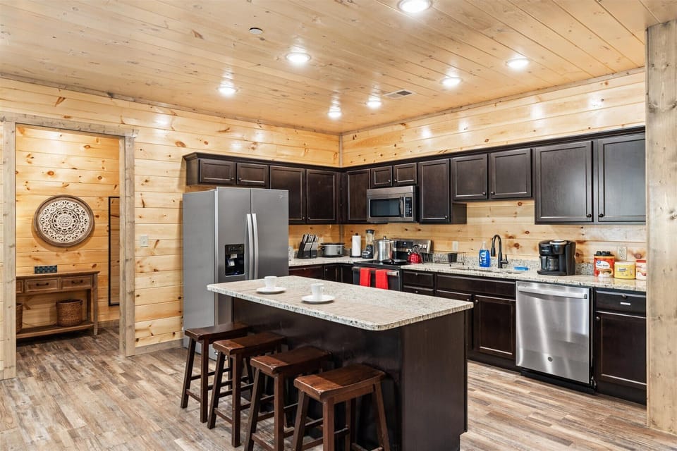 Full-size fridge, microwave, oven, dishwasher