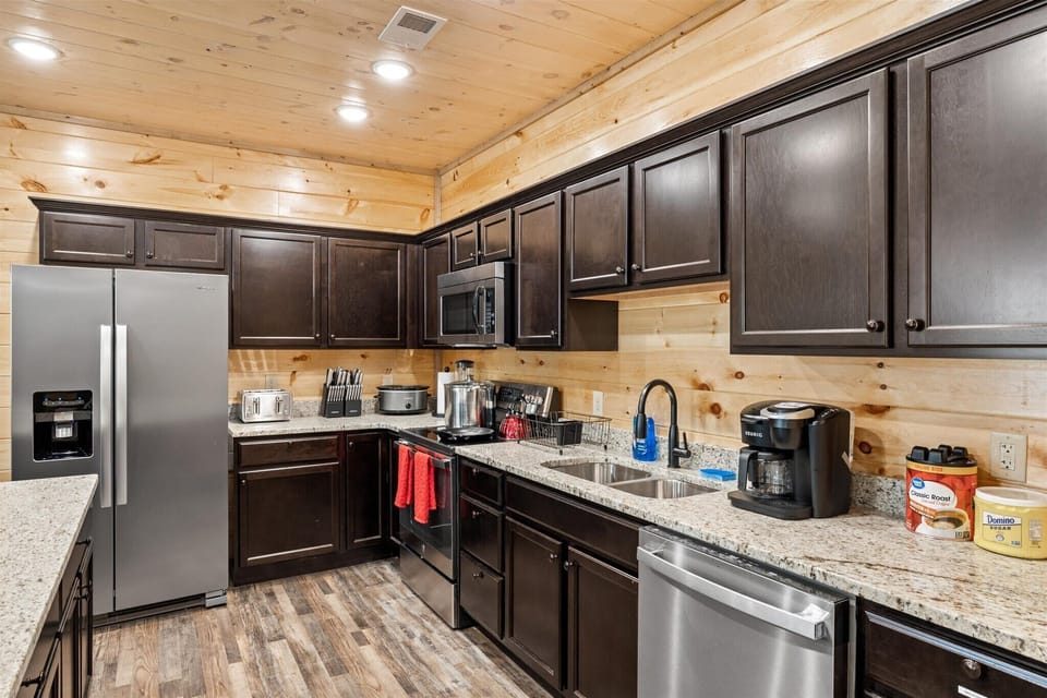 Chalet (Multiple Bedrooms) | Private kitchen | Full-size fridge, microwave, oven, dishwasher