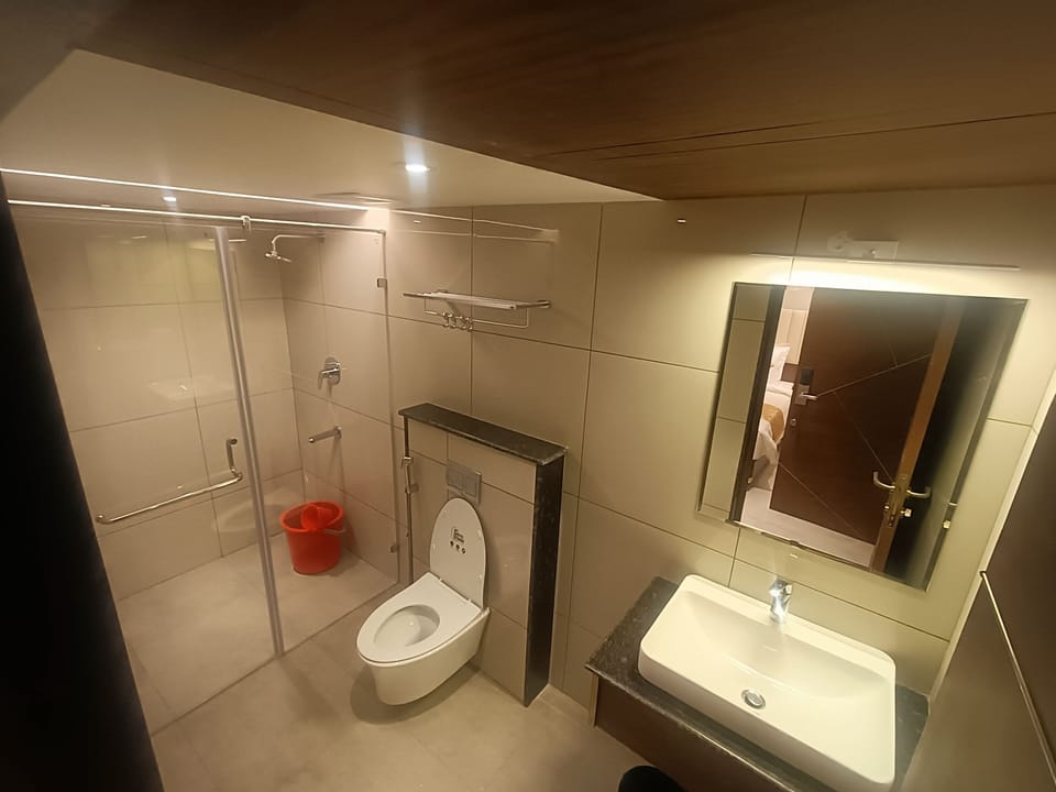Executive Single Room | Bathroom | Shower, rainfall showerhead, designer toiletries, slippers