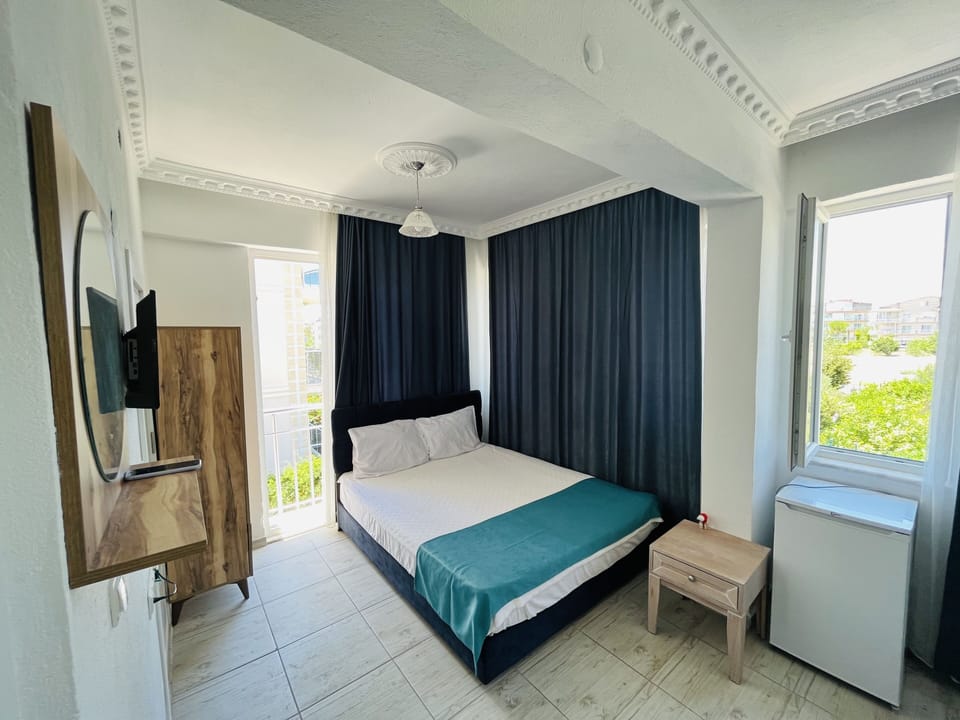 Family Quadruple Room | Premium bedding, laptop workspace, free WiFi, bed sheets