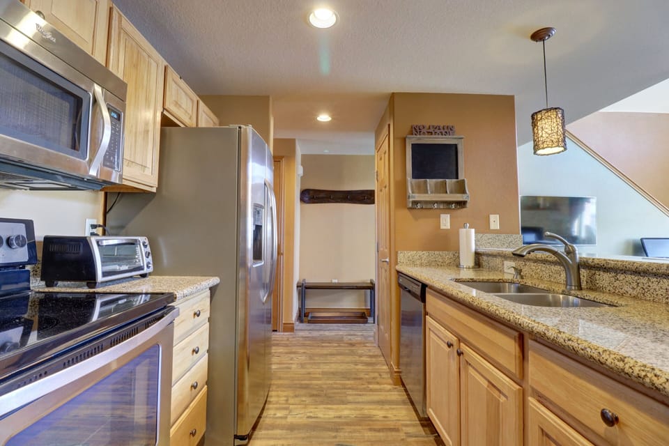 Condo, 2 Bedrooms | Private kitchen | Fridge, oven, stovetop, coffee/tea maker