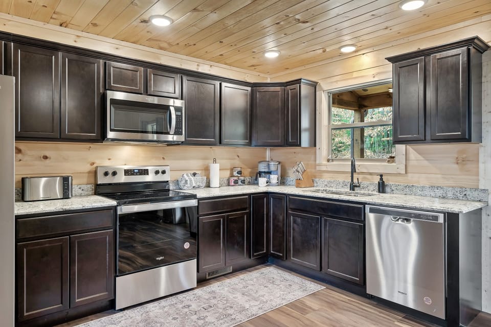 Fully equipped kitchen | toaster | blender | hand mixer | Keurig 