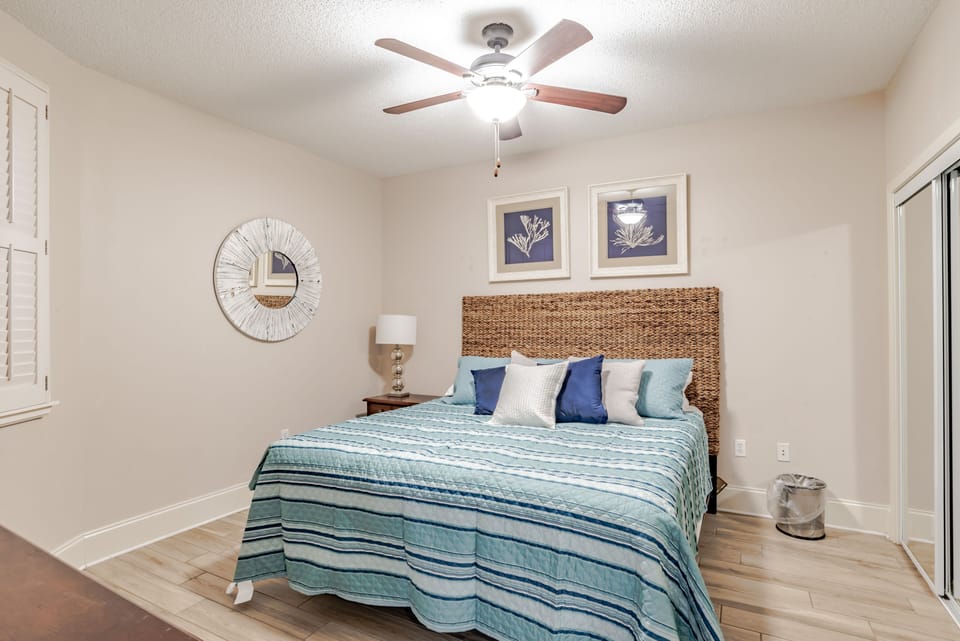 Guest room-king bed 