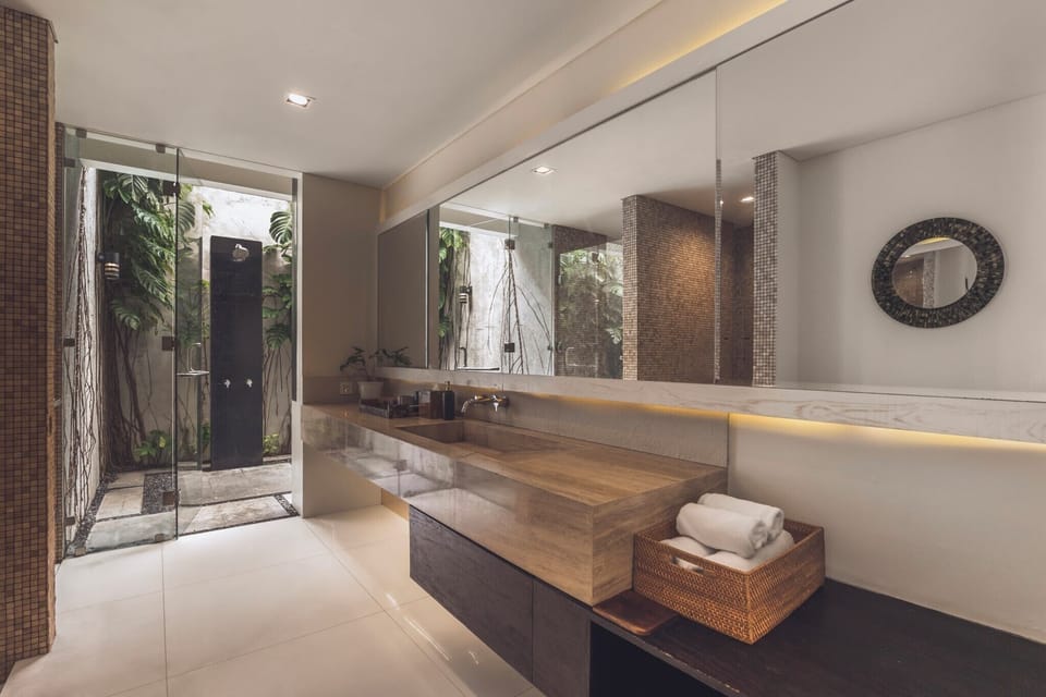 Shower, rainfall showerhead, free toiletries, hair dryer