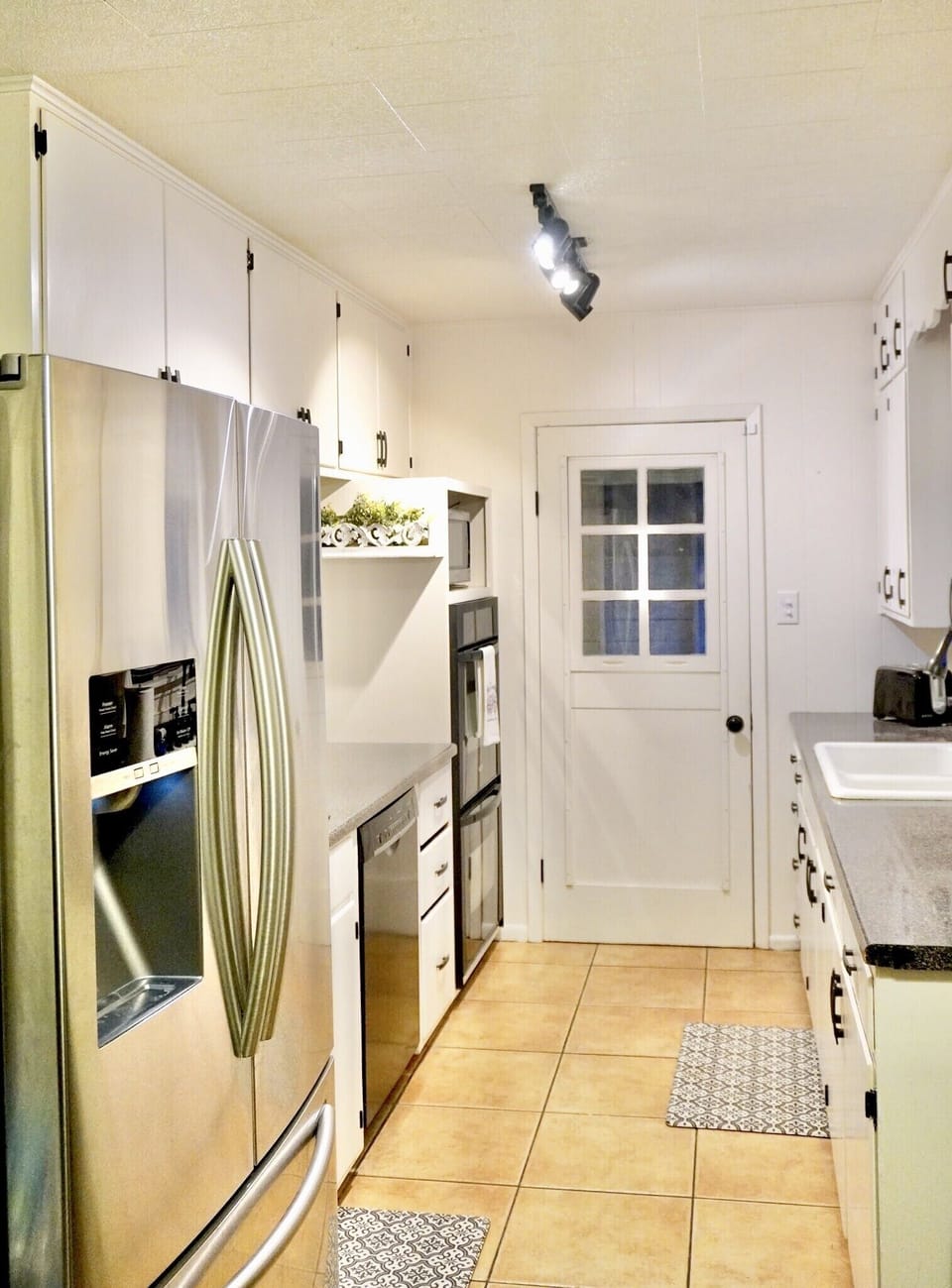 Kitchen with double oven, electric cook top and all the cooking essentials