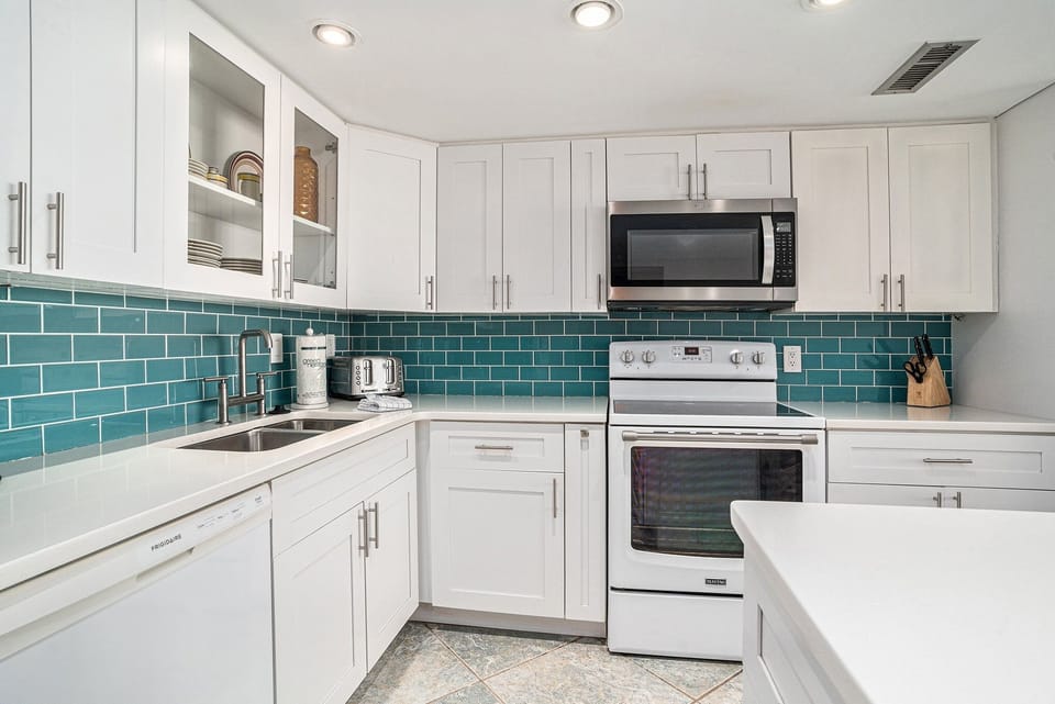 Condo, 3 Bedrooms | Private kitchen | Fridge, oven, coffee/tea maker, toaster