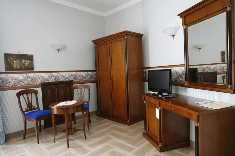Business Room | Minibar, in-room safe, iron/ironing board (on request), WiFi (free)