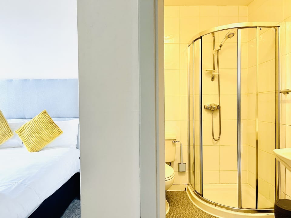 Standard Double Room | Bathroom | Free toiletries, hair dryer, towels