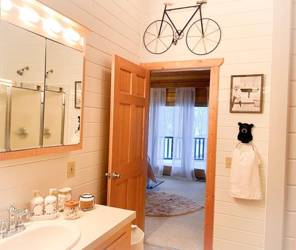 Queen bathroom has hall entry also