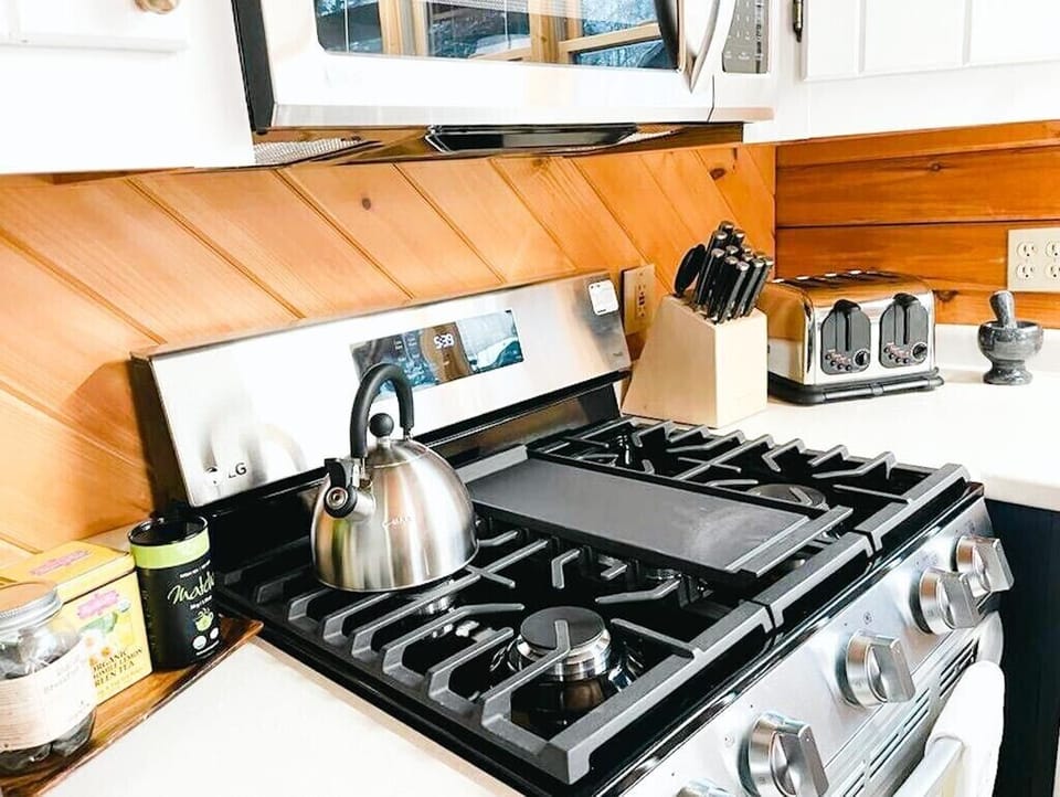 Gas range with griddle