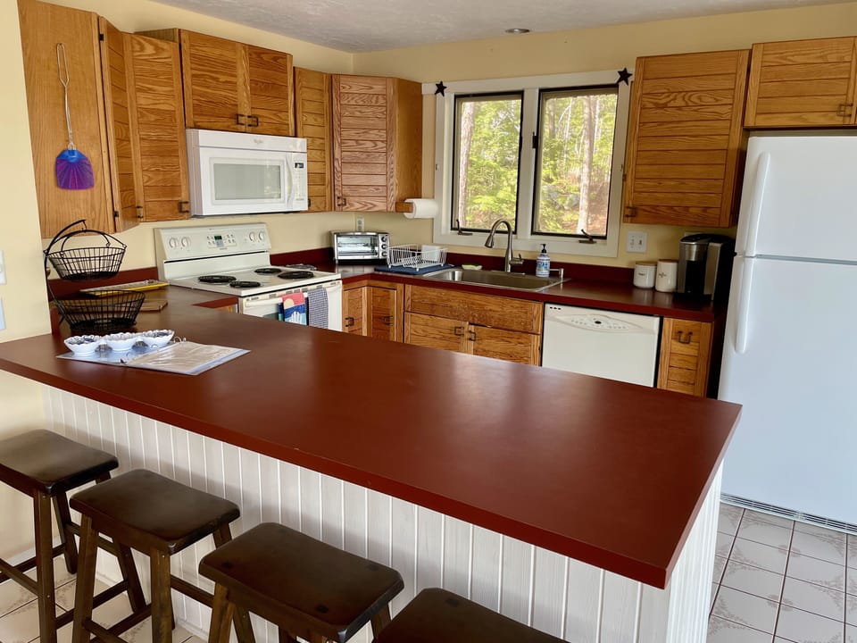 Kitchen island with 4 stools