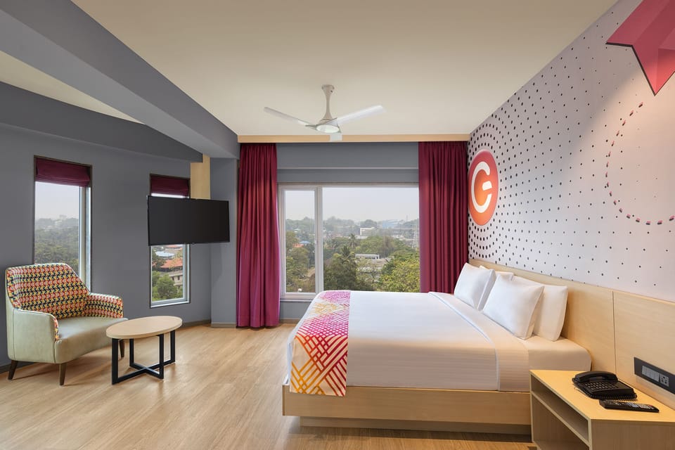 Executive Suite with One Bedroom | Minibar (free items), in-room safe, desk