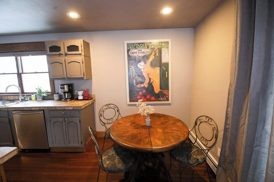 Kitchenette seating area perfect for mornings!