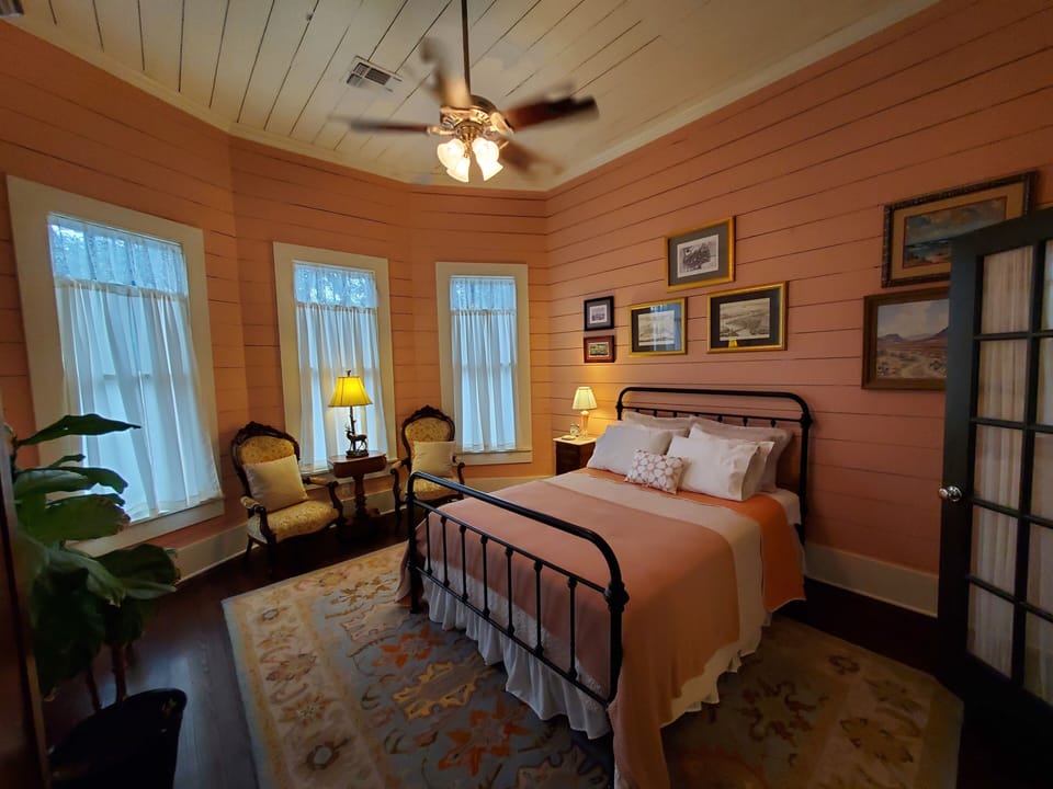 Secondary bedroom with queen 👸 bed.