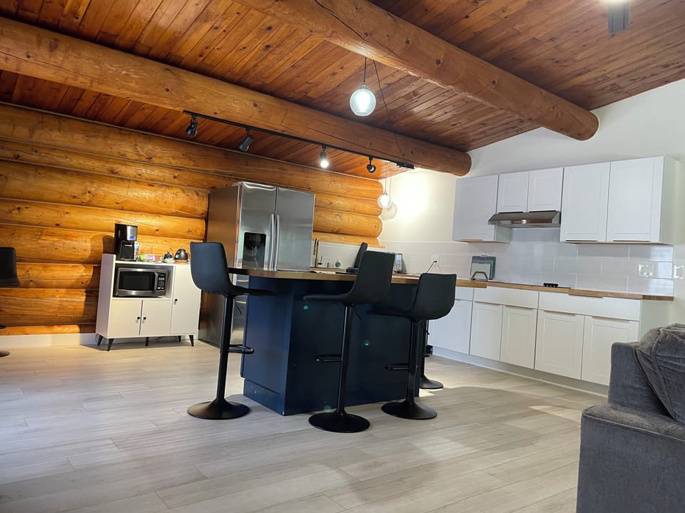 Kitchen/Dining. Seating for 6 is available.