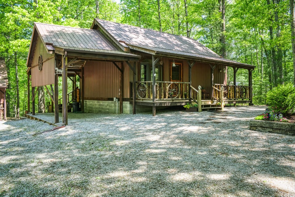 2 bedroom Cabin with front and back porches for viewing wildlife.