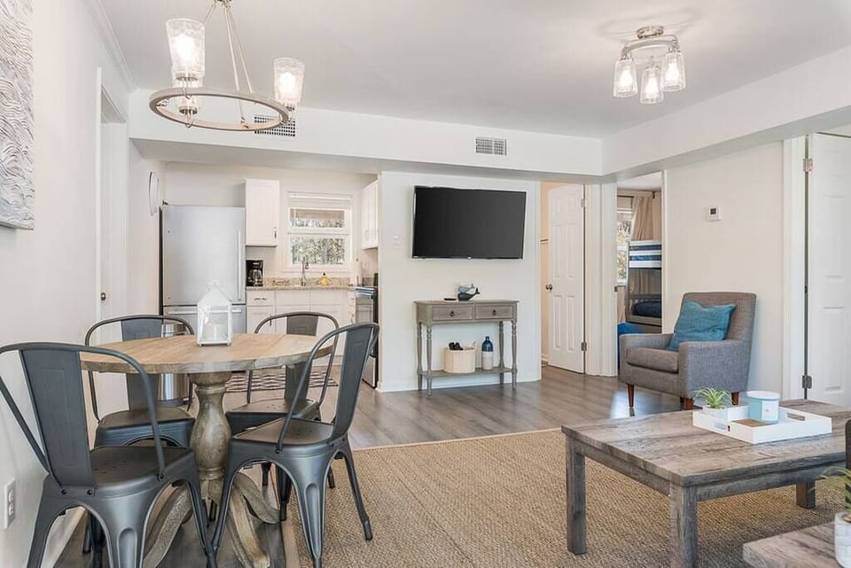 Dining table for 4! Large TV in living room to watch your favorite movies
