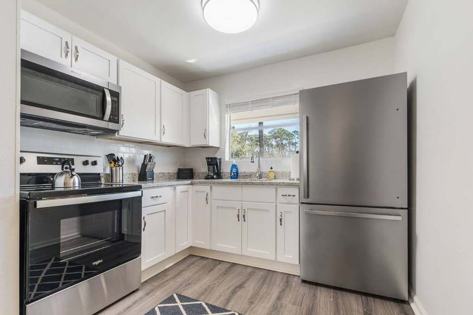 Fully equipped kitchen with stainless steel appliances and all the essentials for cooking!