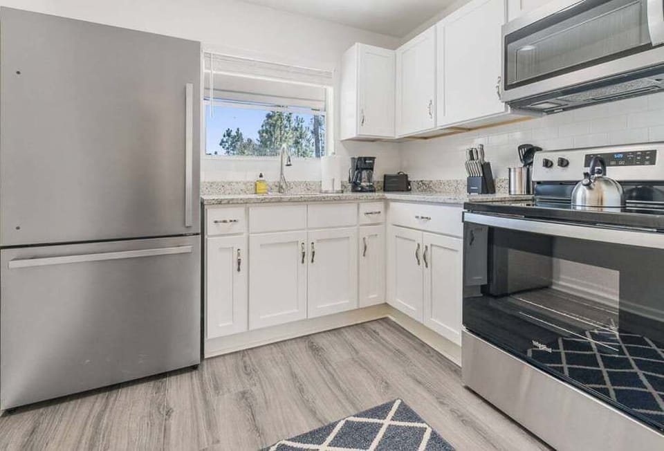 Fully equipped kitchen with stainless steel appliances and all the essentials for cooking!