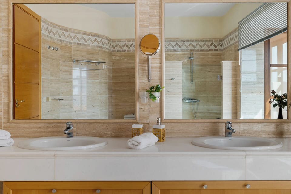 Master Bathroom (3)